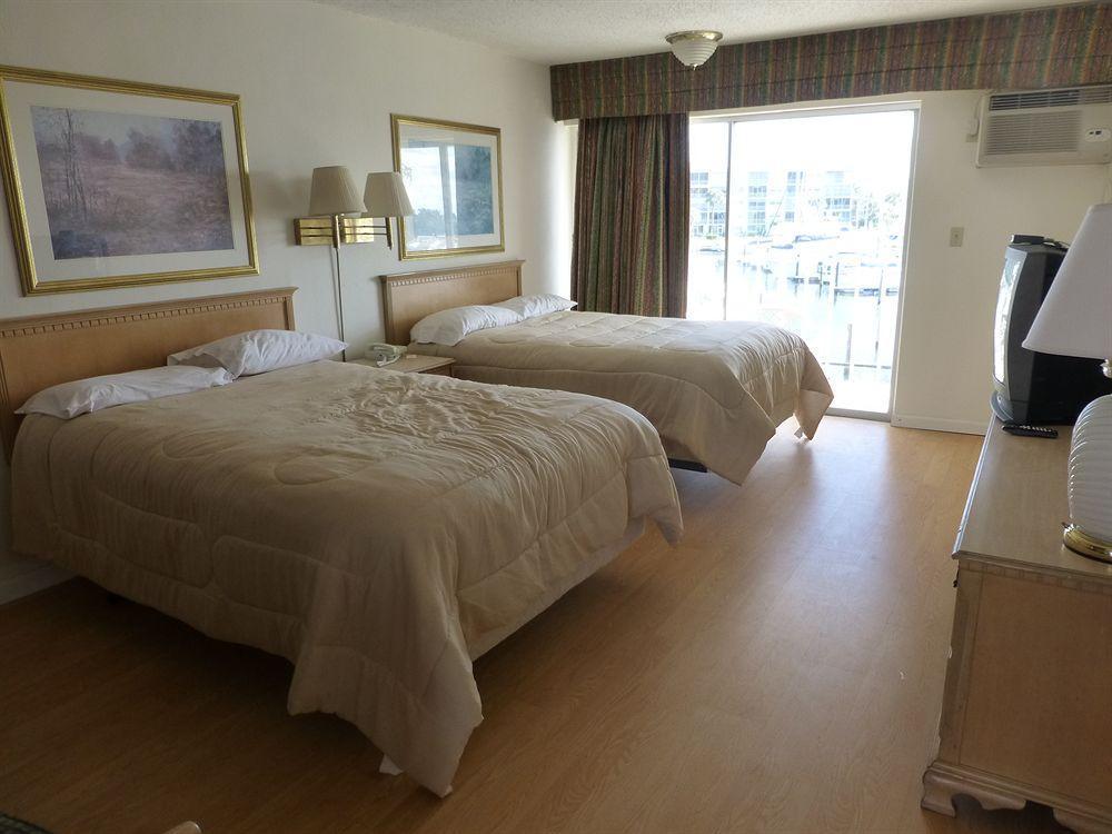 Camelot Waterfront Inn Palm Beach Exterior photo