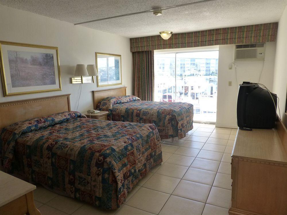 Camelot Waterfront Inn Palm Beach Exterior photo
