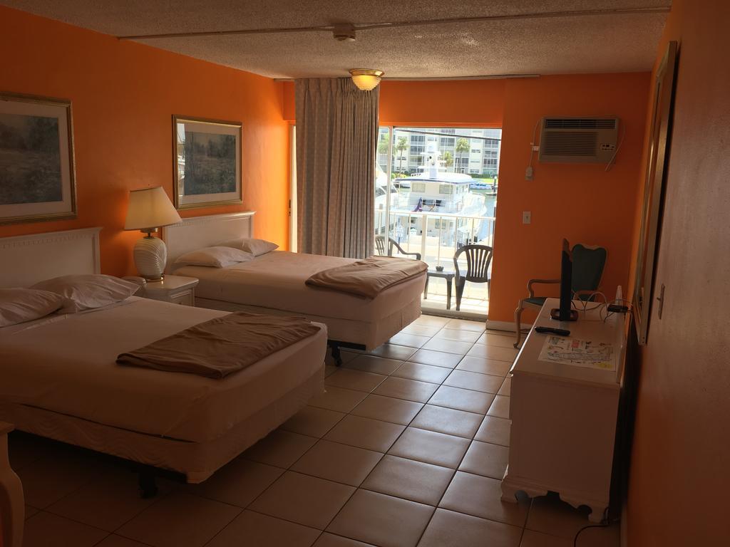 Camelot Waterfront Inn Palm Beach Exterior photo