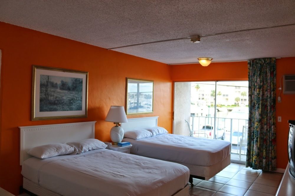 Camelot Waterfront Inn Palm Beach Exterior photo