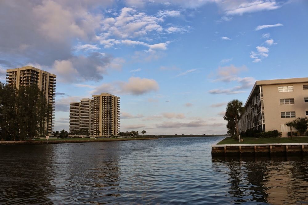 Camelot Waterfront Inn Palm Beach Exterior photo