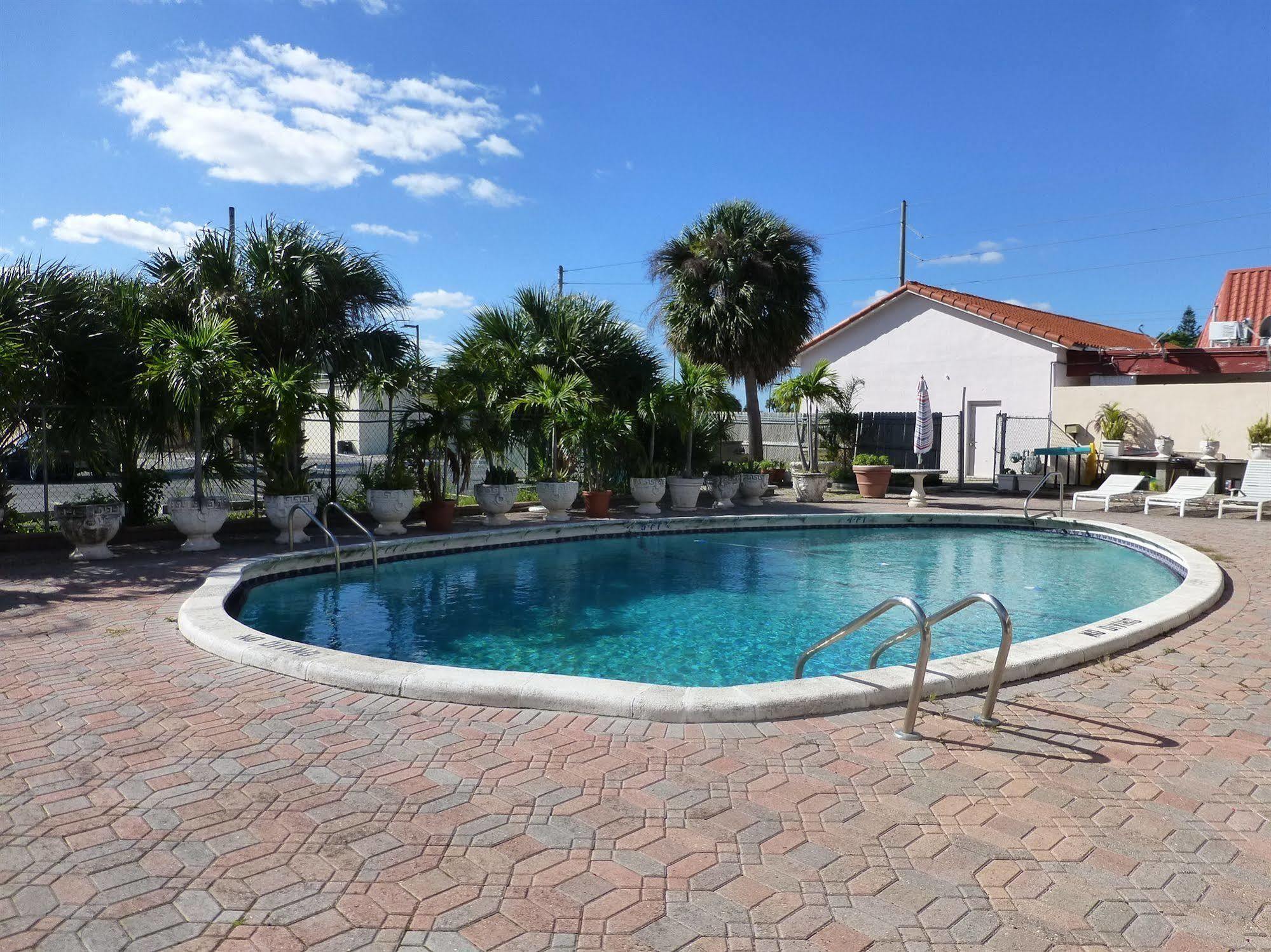 Camelot Waterfront Inn Palm Beach Exterior photo