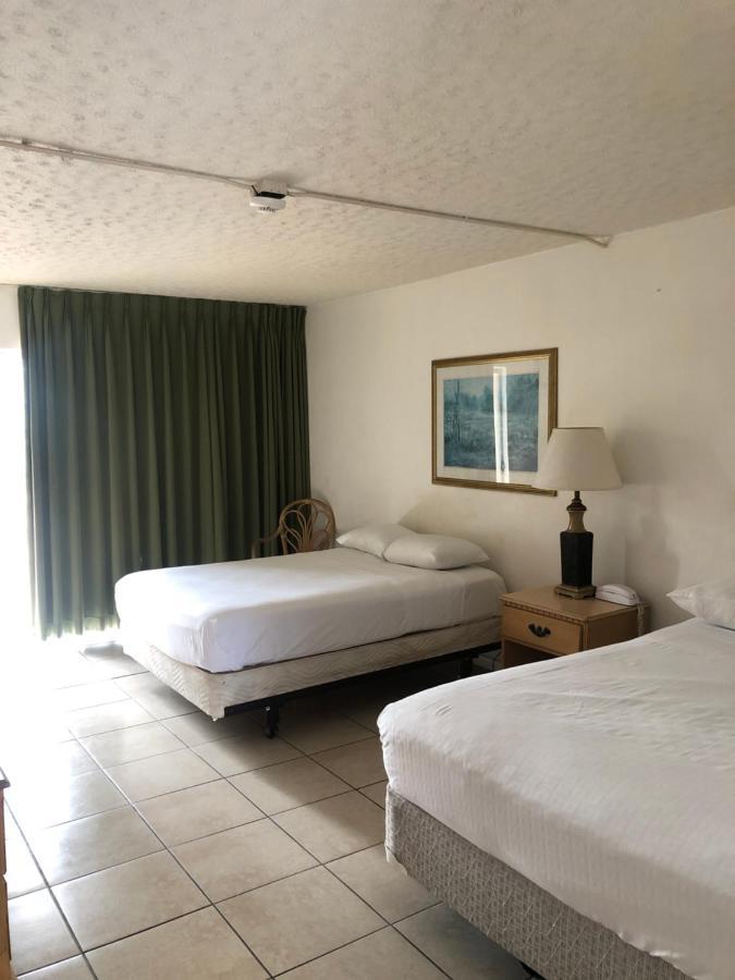 Camelot Waterfront Inn Palm Beach Exterior photo